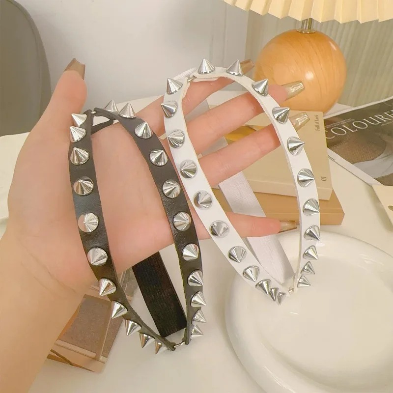 حزام فخذ نسائي بمسامير مخروطية - مراجعة Body Jewelry Types وسعره